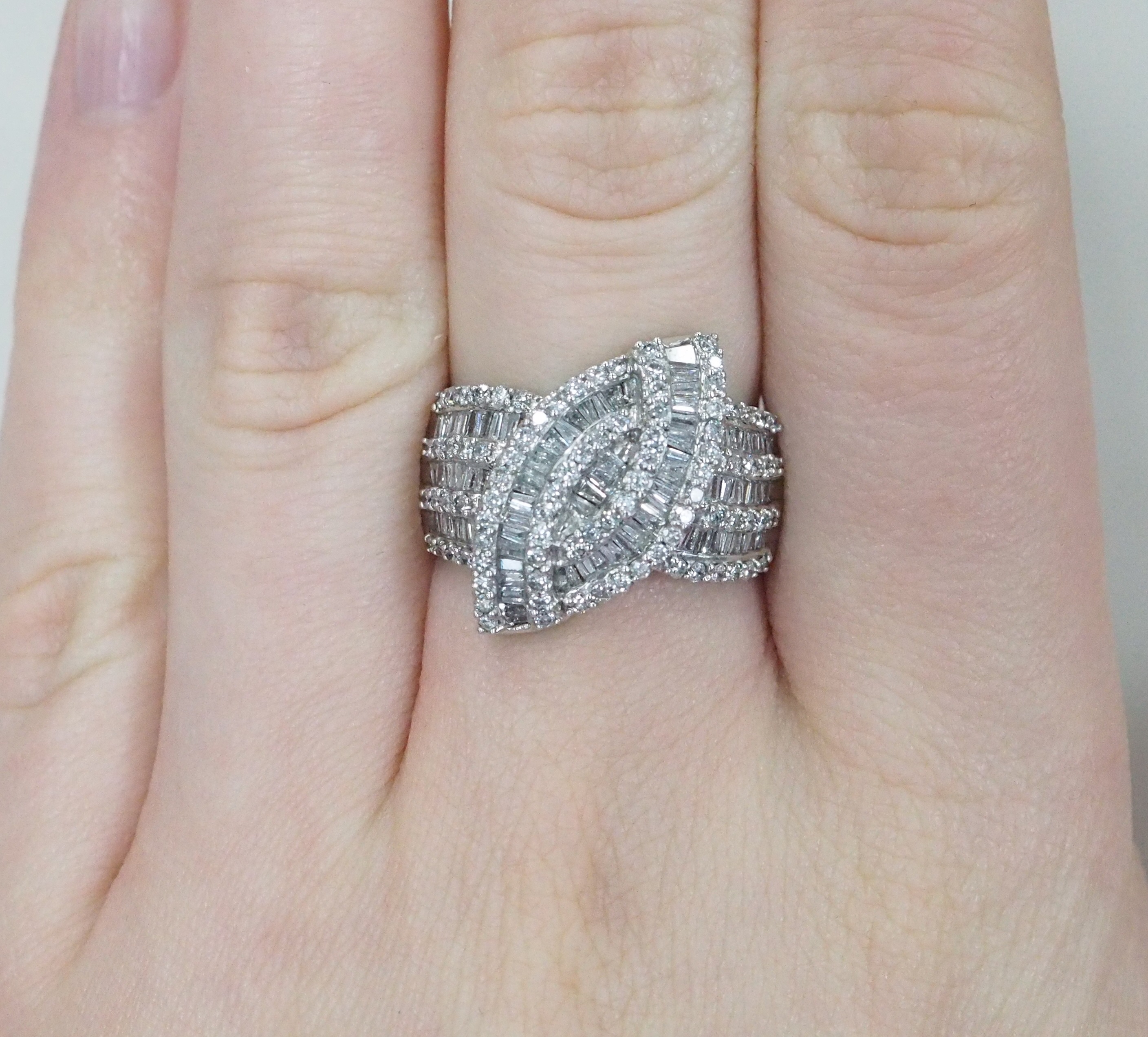 Кольцо из белого золота с бриллиантами